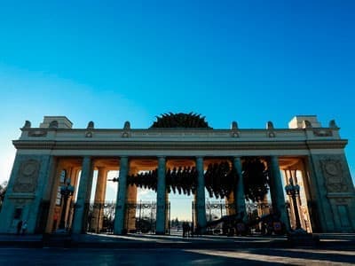 Парящая горизонтальная ёлка в Парке Горького войдёт в книгу рекордов Парящая горизонтальная ёлка в Парке Горького войдёт в книгу рекордов