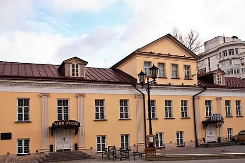 Музей мебели (усадьба XVIII века) Музей мебели (усадьба XVIII века)